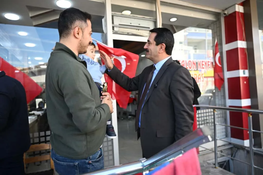 Başkan Taşkın Vatandaşlara Türk Bayrağı Hediye Etti