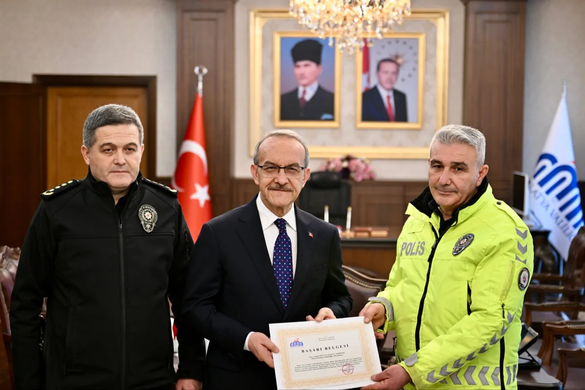 Üşüyen Çocuğa Çorabını Veren Polise Başarı Belgesi