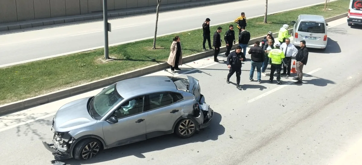 Çevreyolunda Kaza: Otomobil Refüje Savruldu, Trafik Aksadı