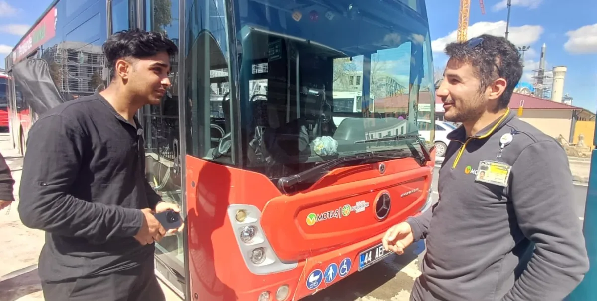 Bir Avuç Türküyle Koca Bir Moral: Otobüste Duygu Dolu Anlar