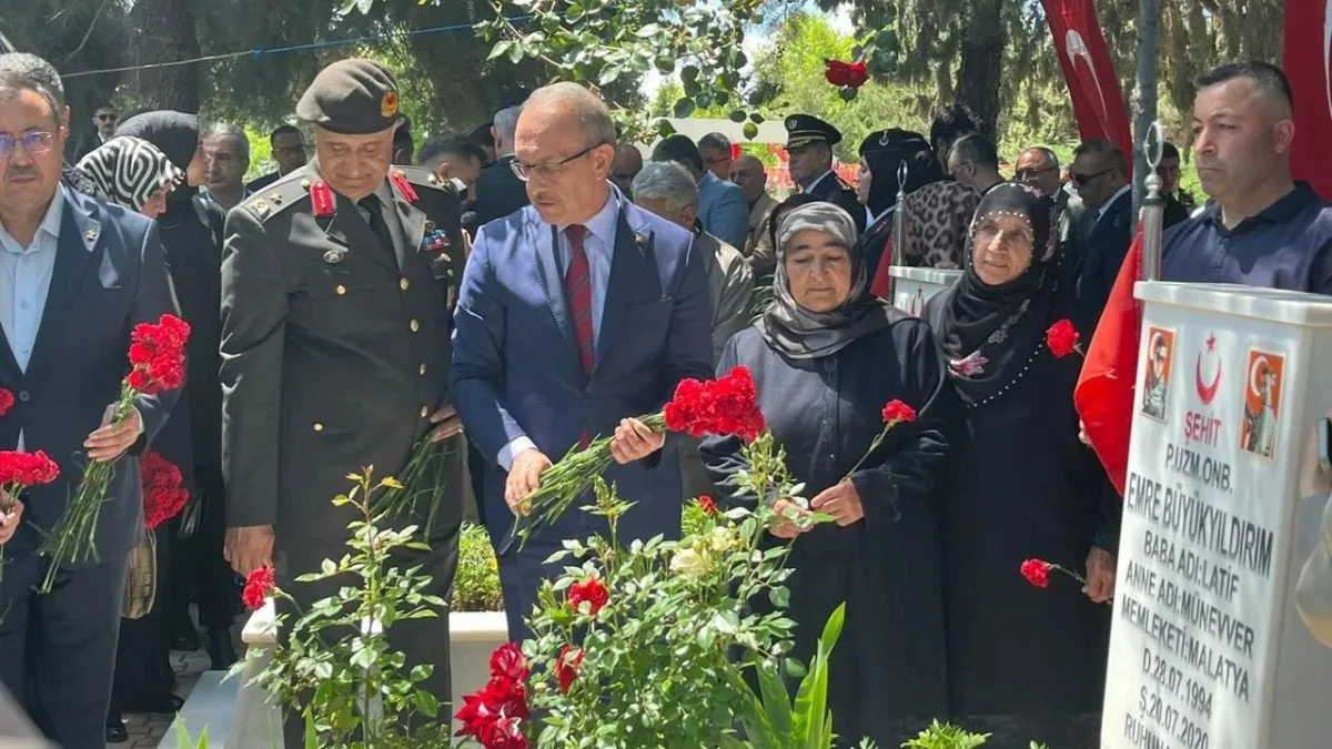 Şehit Kabirleri Başında Gözyaşı ve Dualar Yükseldi