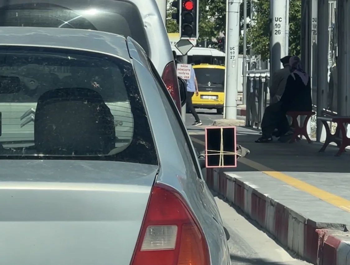 Bu Kadarı da Görülmedi! Dikiz Aynasının Yerine Makyaj Aynası