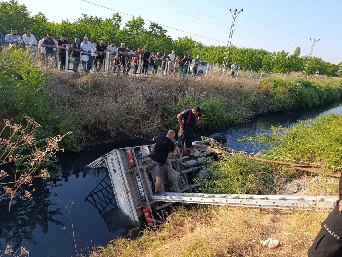 Feci Kaza: Kamyon Sulama Kanalına Devrildi, Sürücü Kurtarılamadı