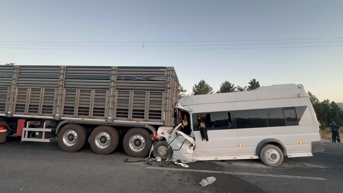 İşçi Servisinde Can Pazarı: Minibüs Tırın Altında Kaldı. 18 Yaralı