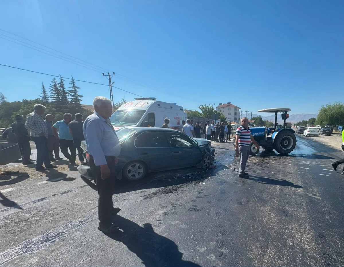 Bir Anlık Dikkatsizlik Kazaya Yol Açtı: Otomobil Traktöre Çarptı