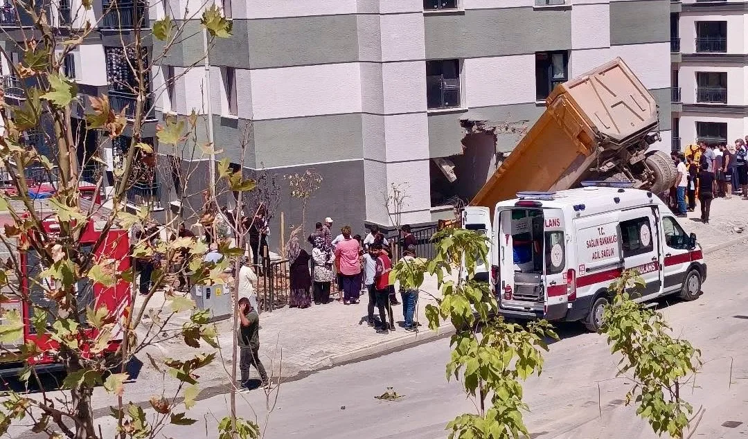 Facianın Eşiğinden Dönüldü: Freni Boşalan Kamyon TOKİ Konutlarına Girdi