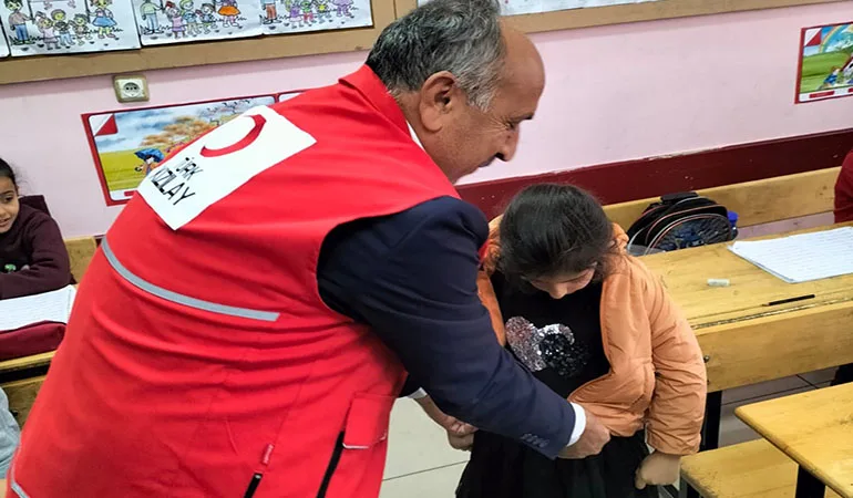Malatya Kızılay İl Başkanlığından tarafından İlk öğretim Öğrencilerine Kışlık Kıyafet Desteği