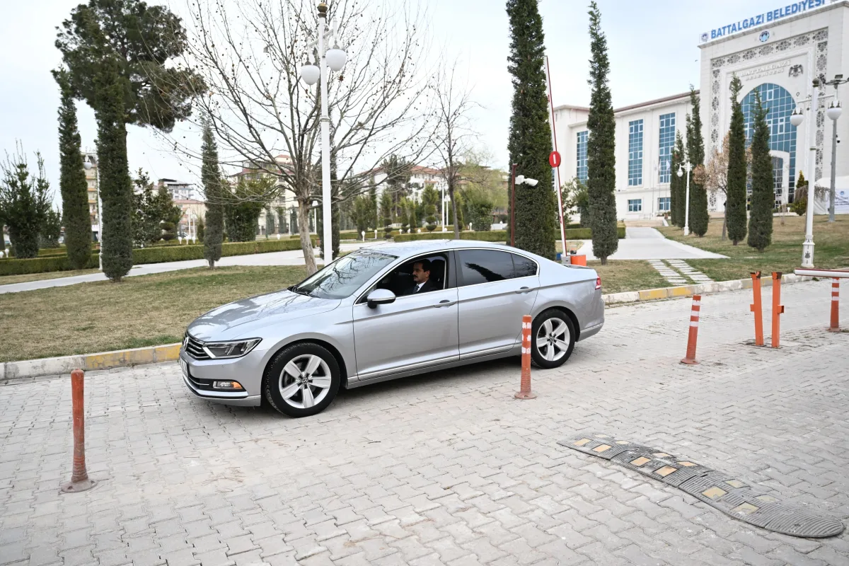 Belediye başkanı makam arabası yerine kendi arabasını kullanıyor... Herkese örnek