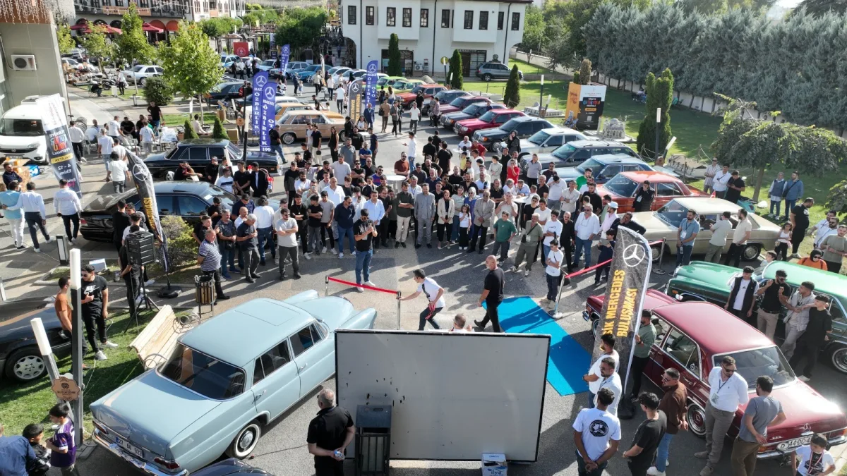 Klasik Mercedes Tutkunları  Sanat Sokağı’nda Buluştu
