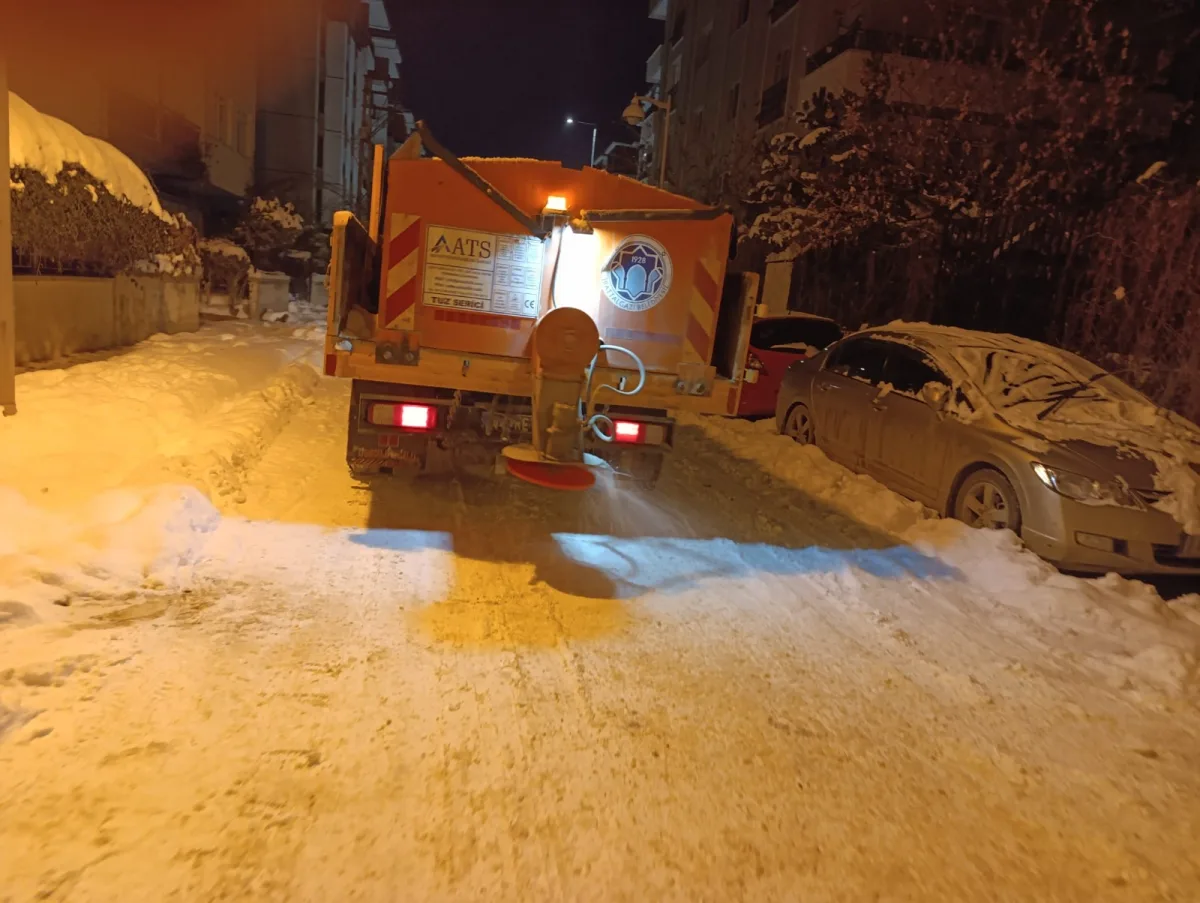 Battalgazi Belediyesi’nden Buzlanmaya Karşı Gece Gündüz Tuzlama Mesaisi