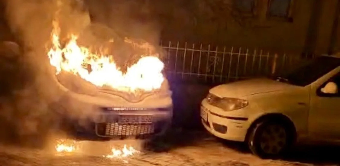 Vali Konağı Caddesi Yakınlarında Araç Yangını Korkuttu