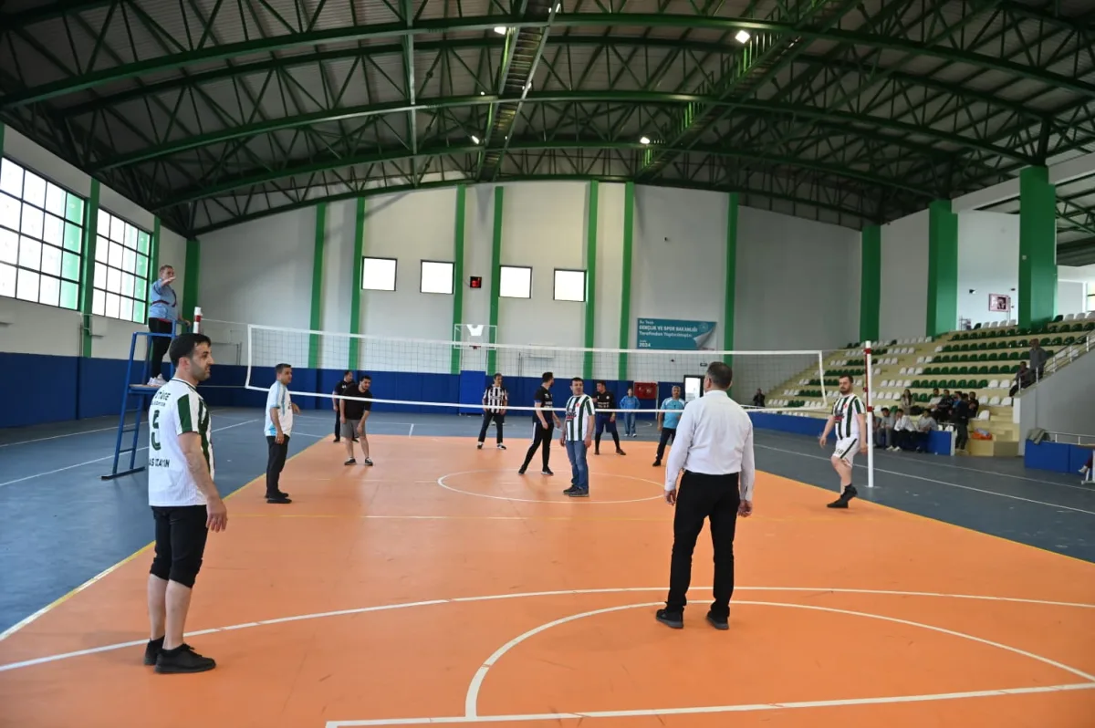 Başkan Mikail Sülük Filedeydi: Pütürge’de Kurumlar Arası Voleybol Heyecanı