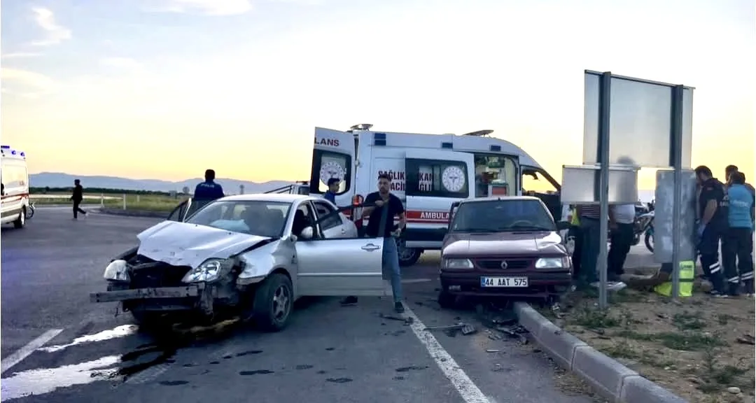 Kuzey Çevreyolu’nda İki Otomobil Çarpıştı: 2 Yaralı