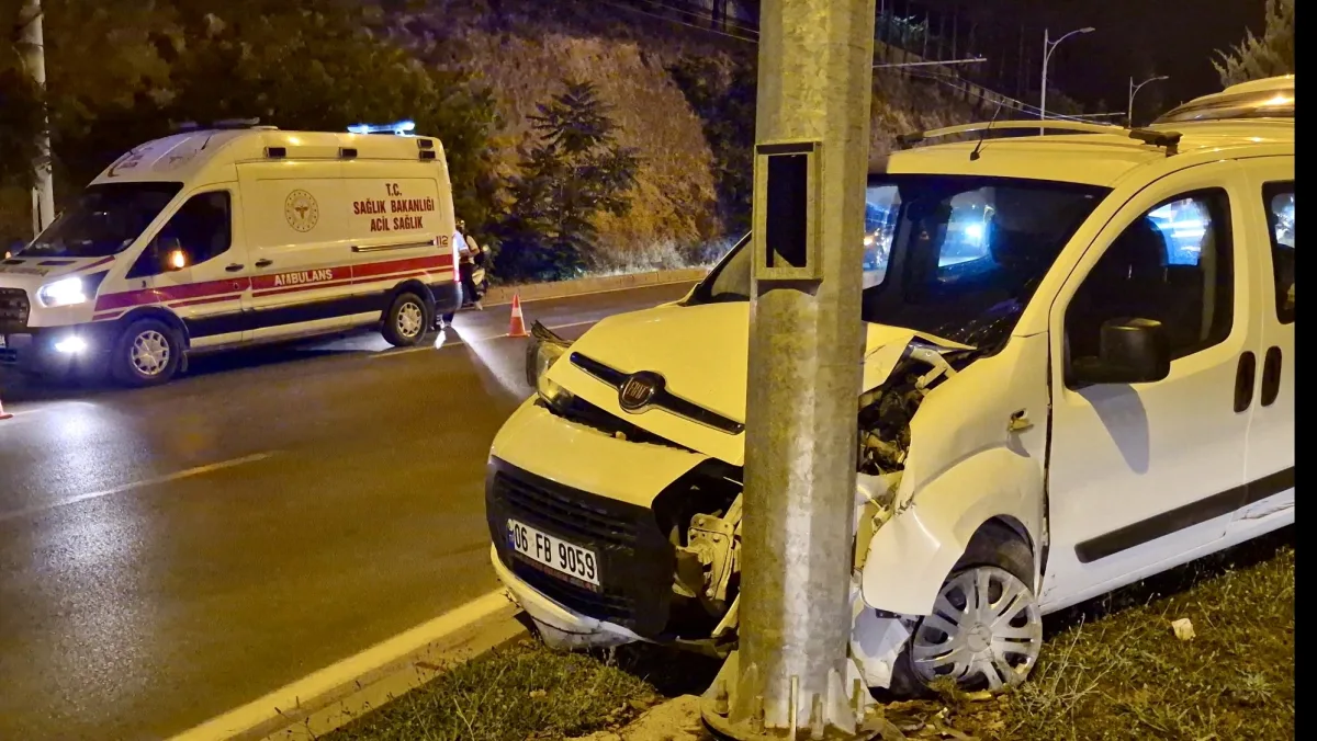 Aydınlatma Direğine Çarpan Araçta 2 Kişi Yaralandı