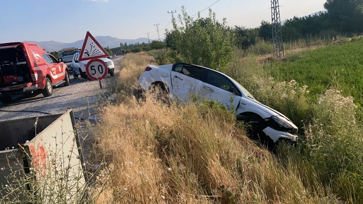 Doğanşehir'de Trafik Kazası: Araçta Sıkışan 3 Kişi Yaralandı