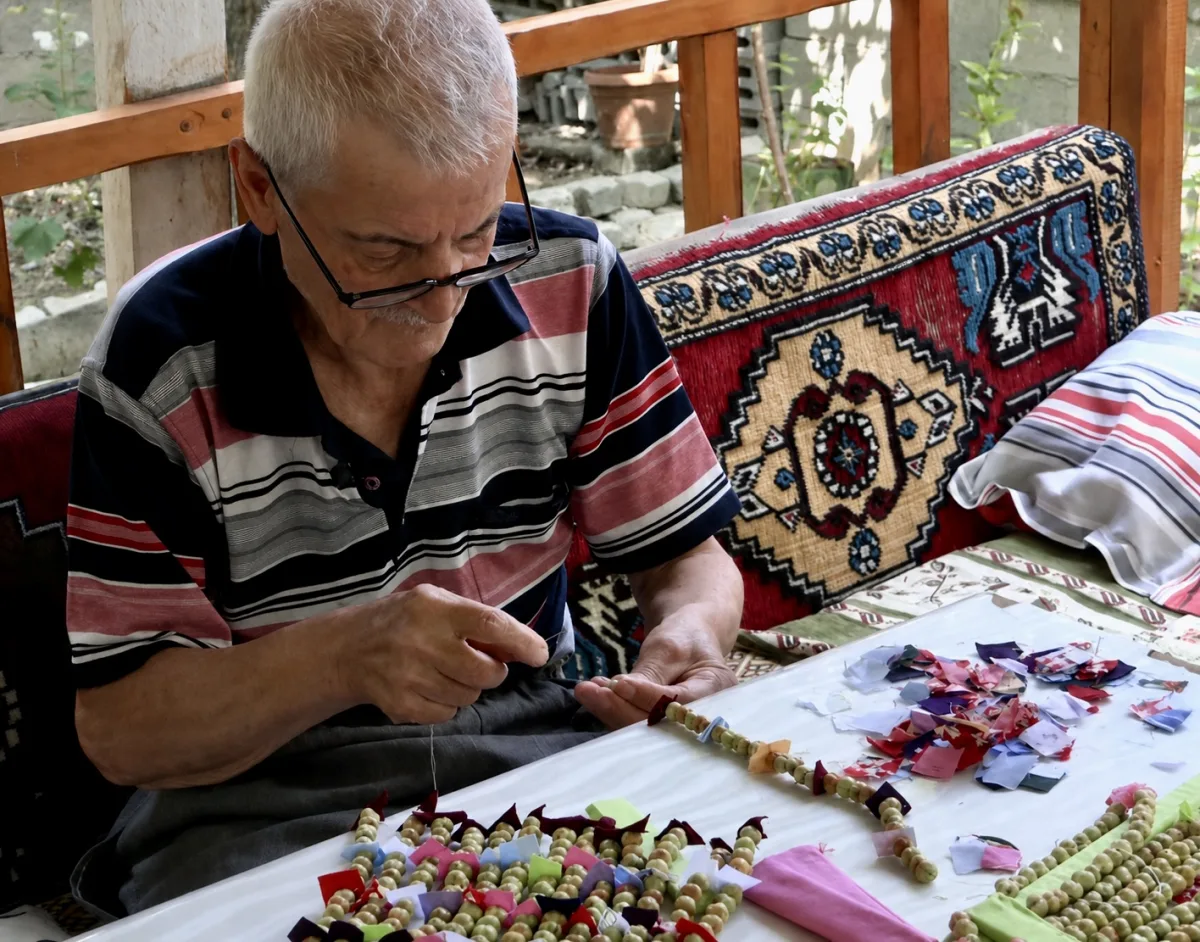 Doğadan Topluyor, El Emeğiyle Güzelliğe Dönüştürüyor